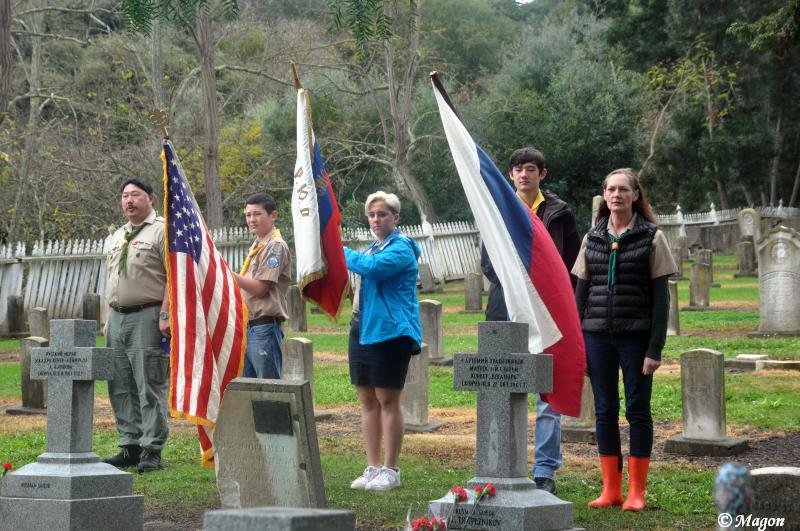 Церемония на кладбище с флагами США и Чехии